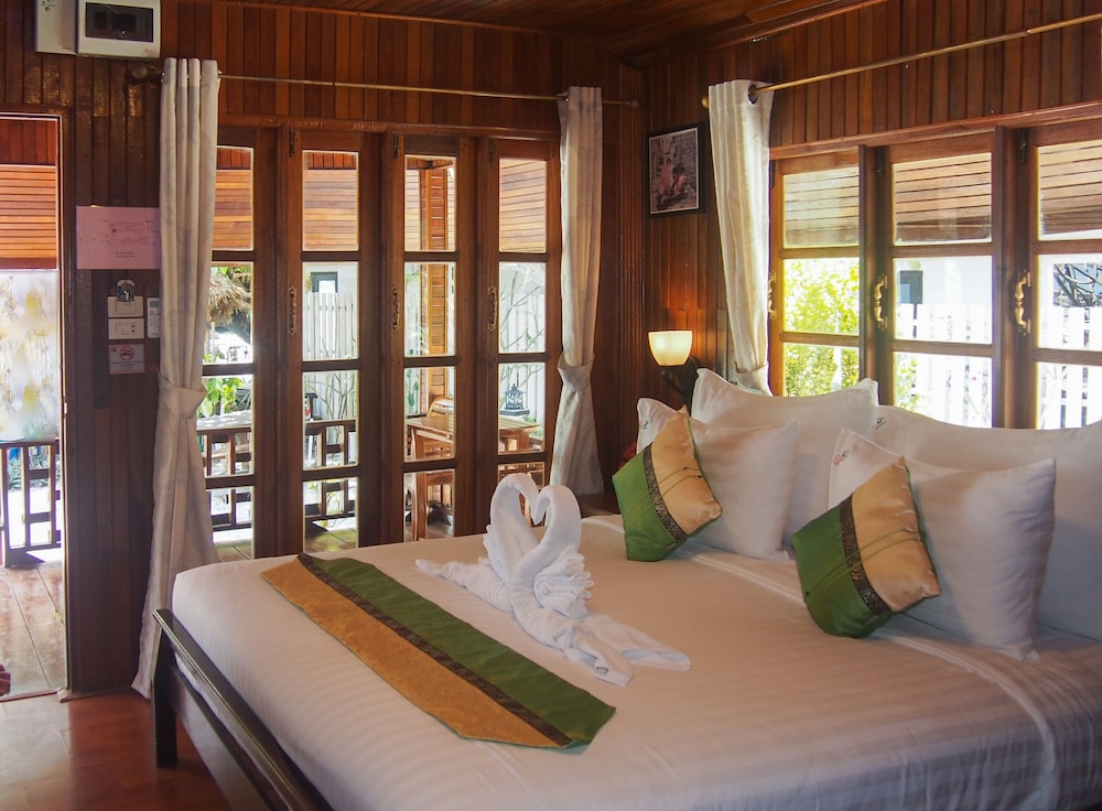 Beach Front Bungalow - Photo 5