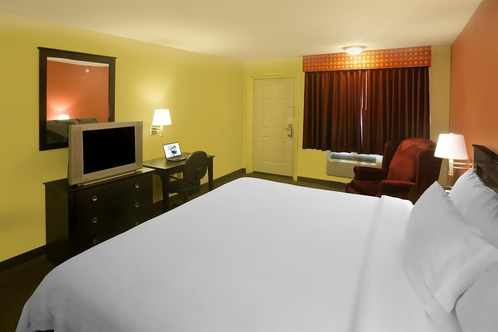 Room, 1 King Bed, Non Smoking - Photo 6