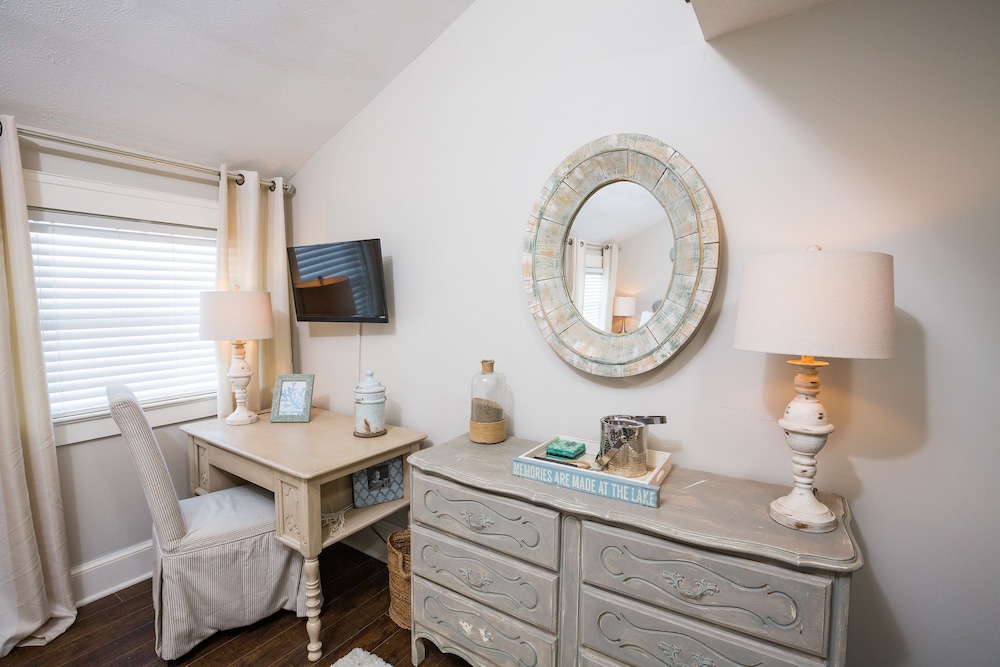 Beachside Bungalow - Queen photo 1