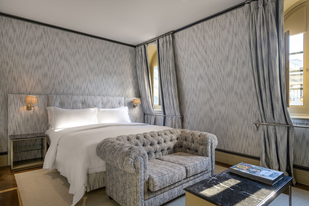 Suite, 1 King Bed thumbnail 5