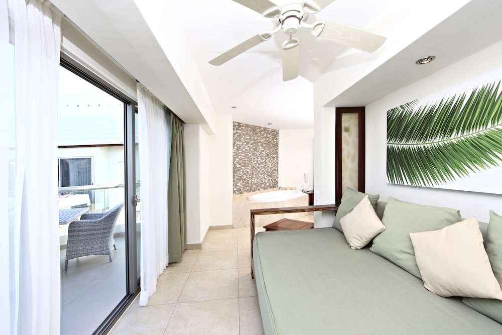 Pool View Penthouse - Photo 6