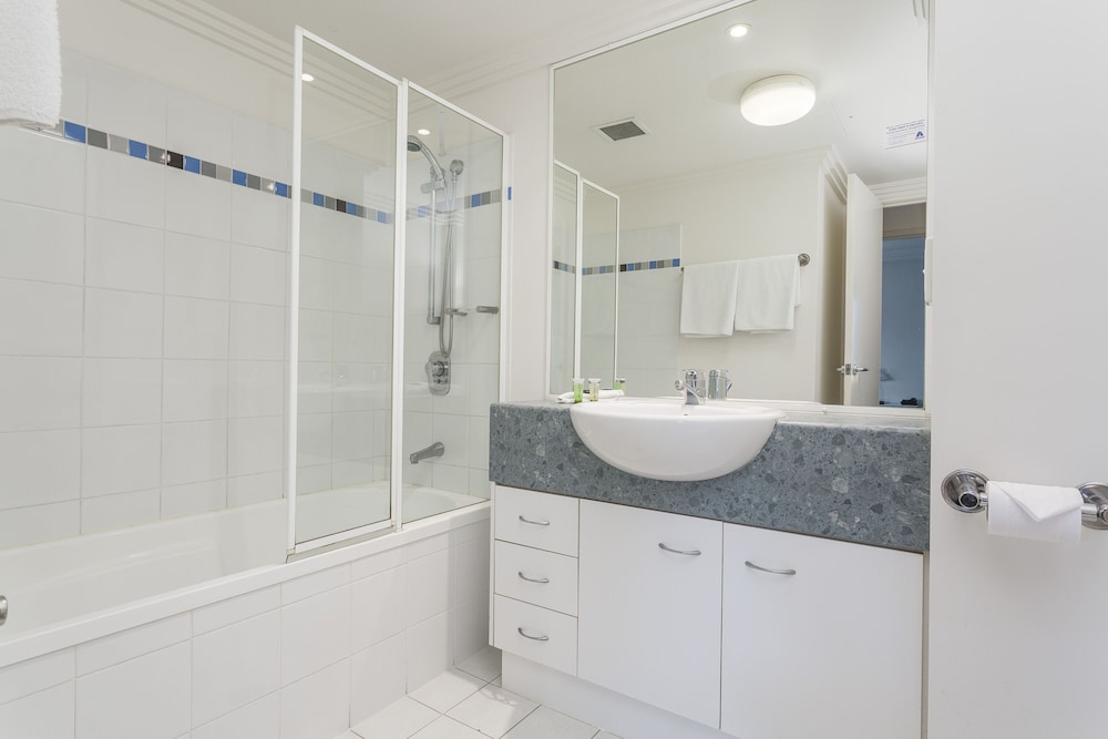 2 Bedroom 2 Bathroom (2 x Queen Beds) (Aircon in bedrooms) photo 2