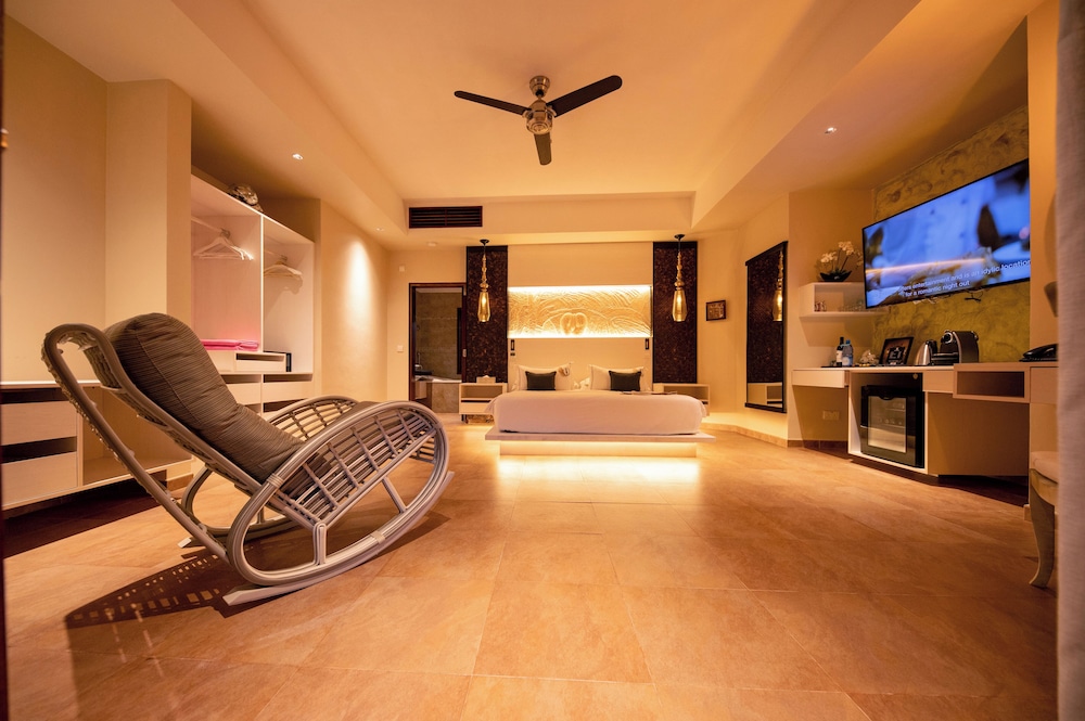 Honeymoon Suite - Photo 8