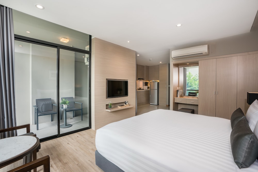 Deluxe Pool View Room with Kitchenette - Photo 5