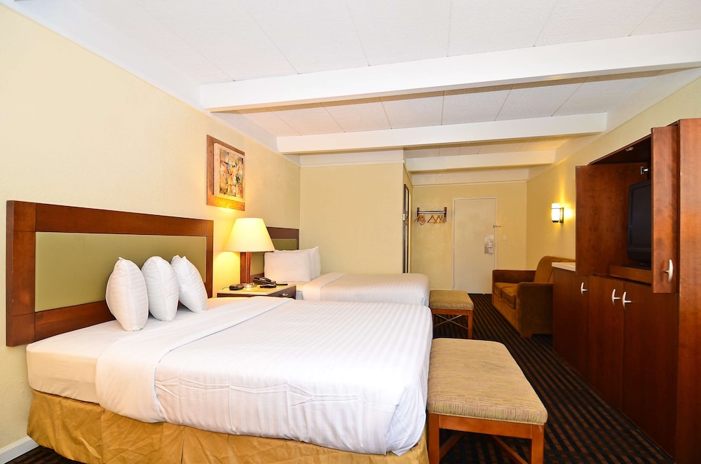 Standard Room, 2 Queen Beds - Photo 1