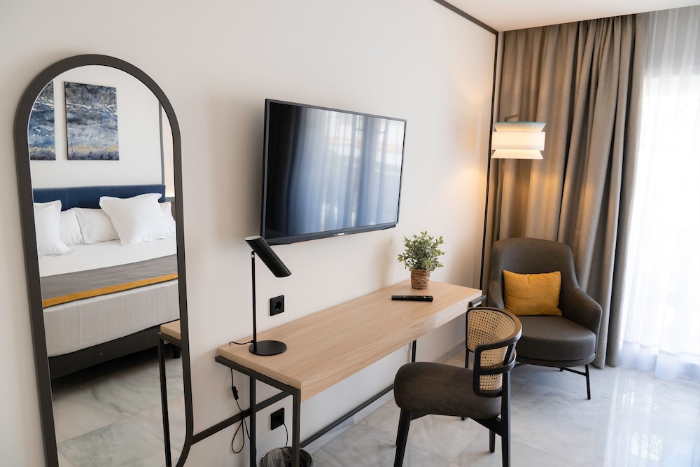 Superior Room, Partial Sea View - Photo 12