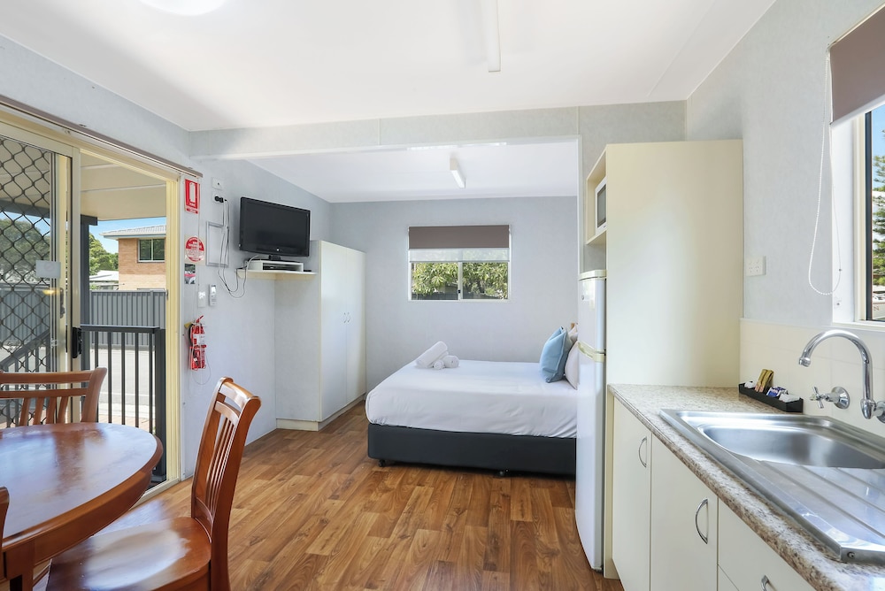 Standard Cabin - Sleeps 4 - Dog Friendly photo 2