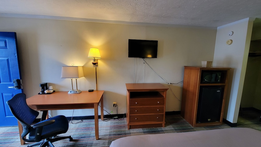 Classic Room, 1 King Bed, Smoking photo 3