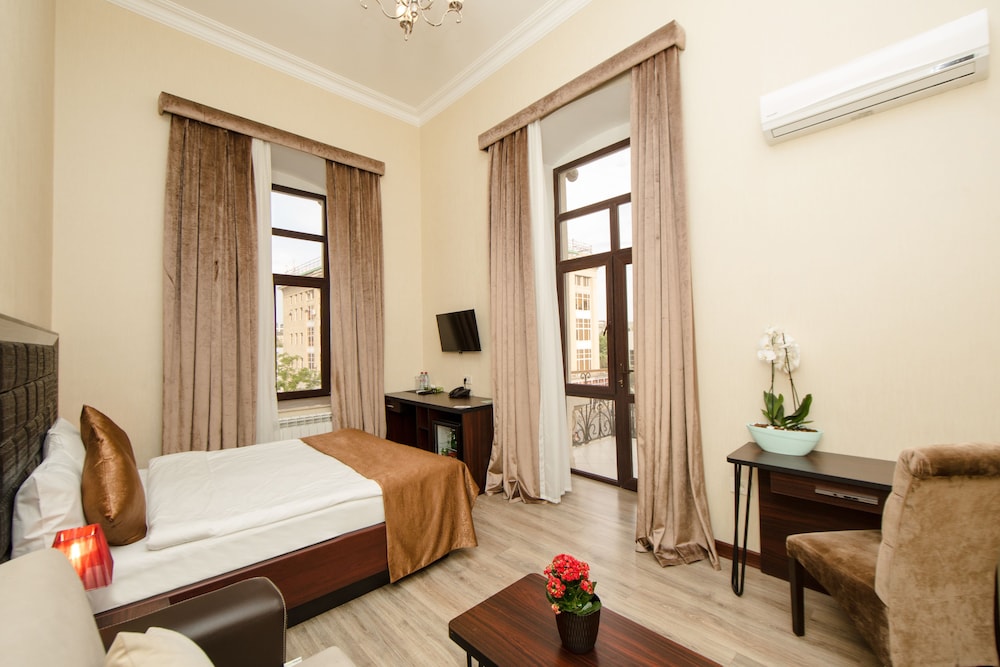 Junior Studio Suite, 1 Queen Bed with Sofa bed, Balcony photo 1