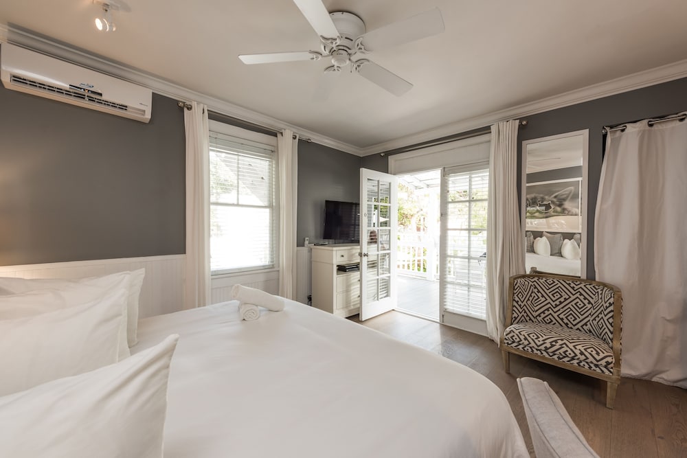 Standard Room, 1 King Bed, Balcony, Poolside (Room 6) photo 2