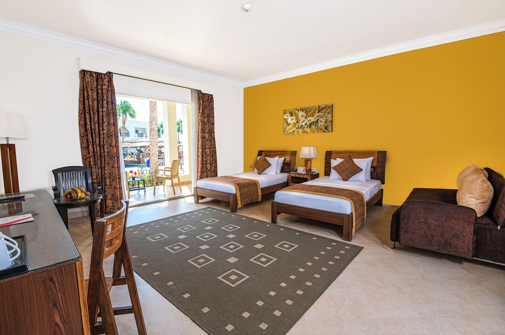 Family Room, 2 Bedrooms - Photo 4