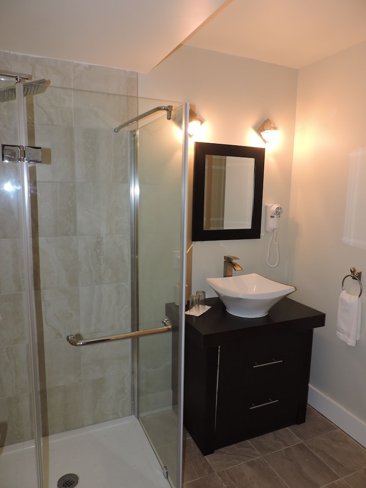 Signature Suite, 1 Queen Bed, Jetted Tub