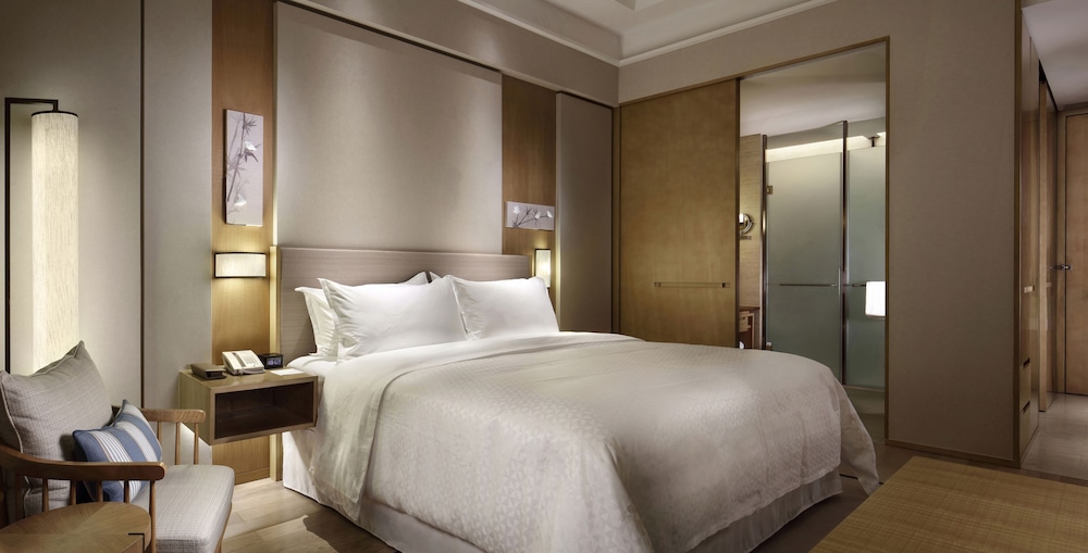 Room, 1 King Bed, Balcony, Mountain View photo 3