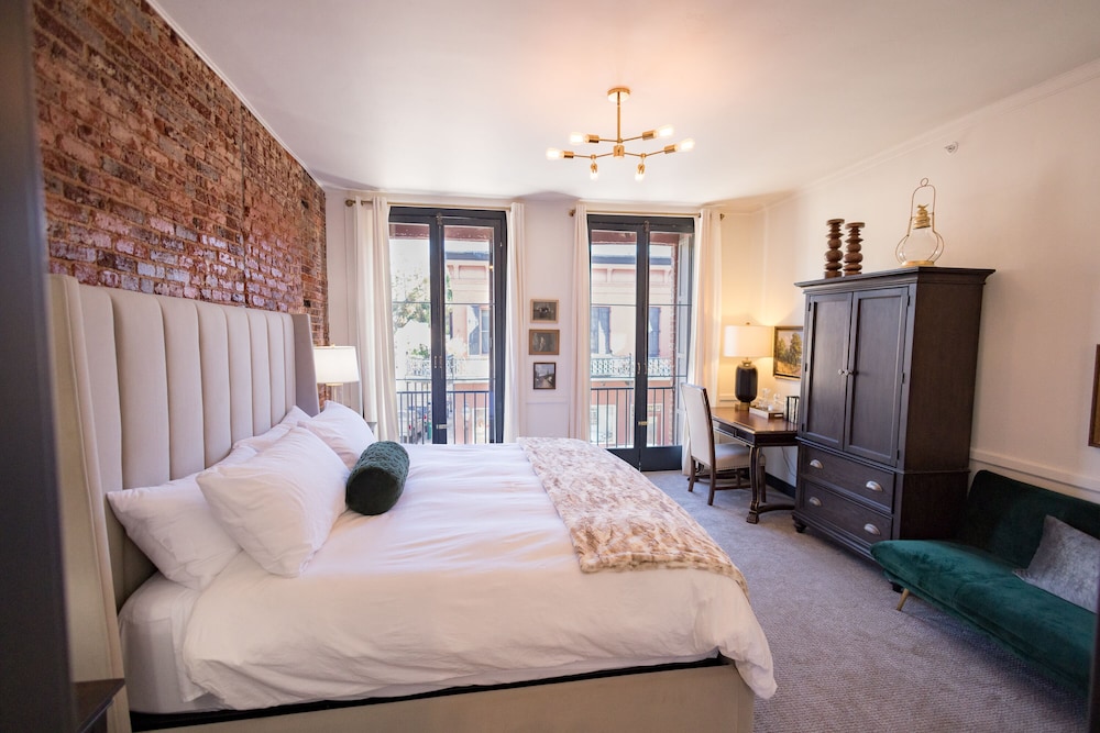 Deluxe Single Room, 1 King Bed, City View photo 3