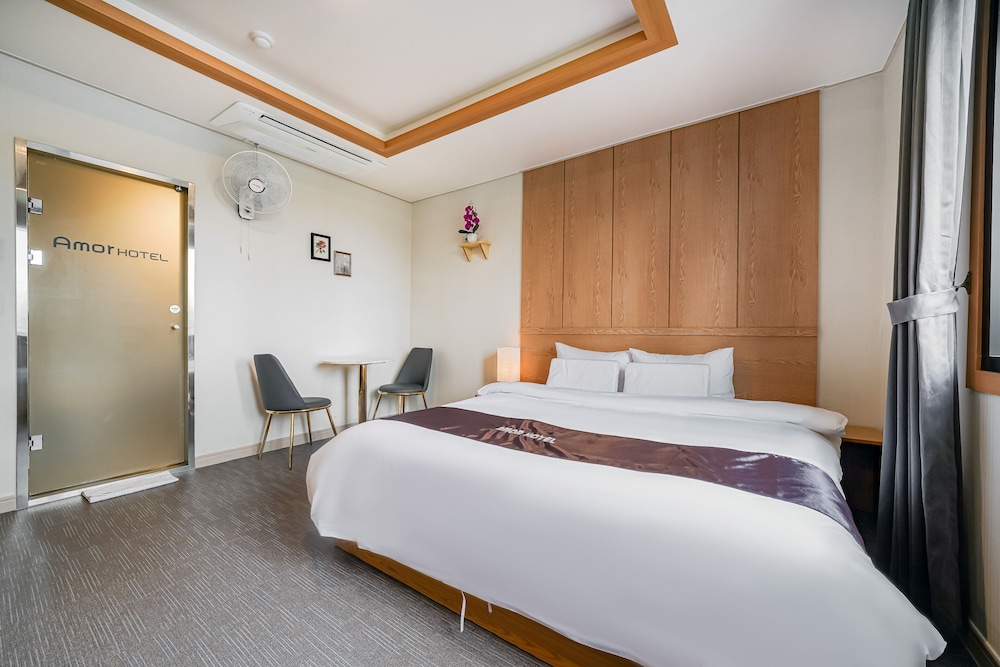 Superior Room (King Bed) photo 2