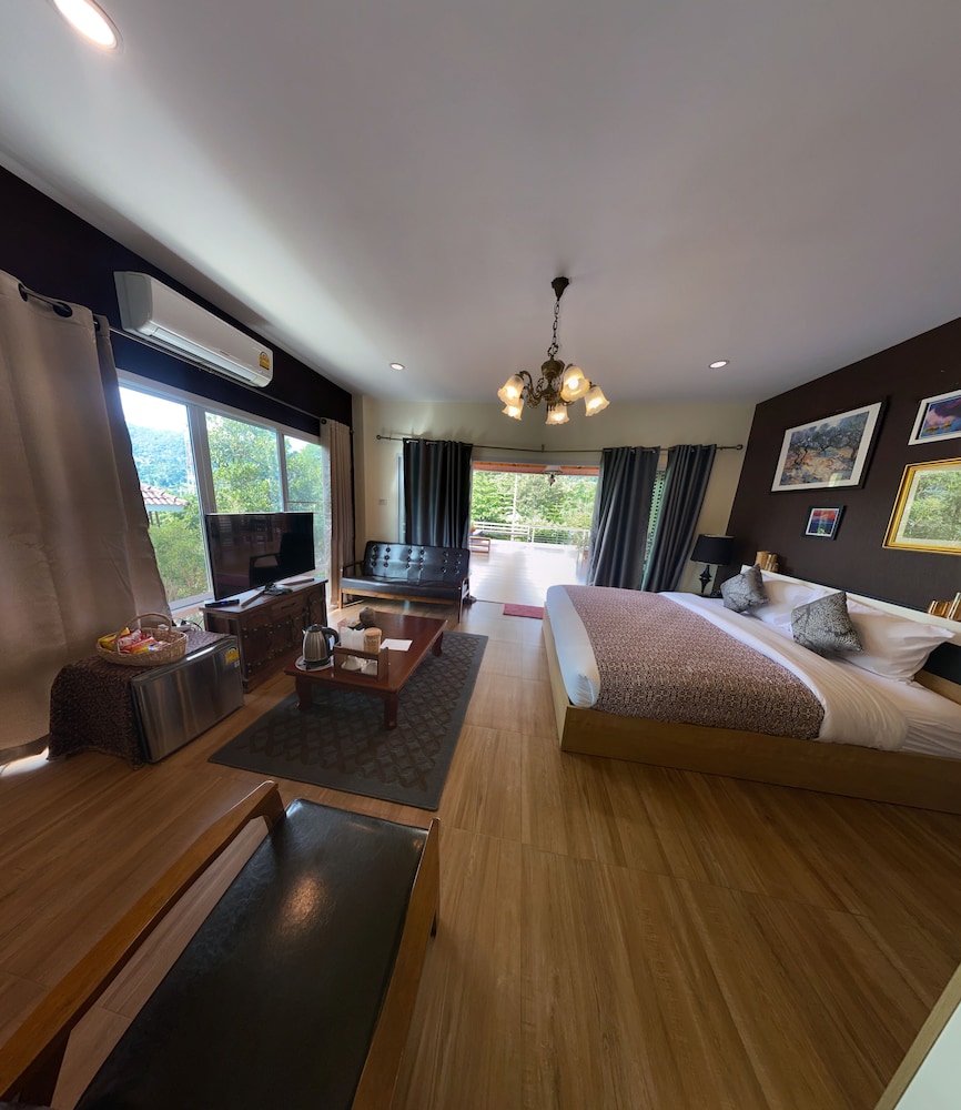 Superior Double Room, 1 King Bed, Non Smoking, Mountain View photo 1