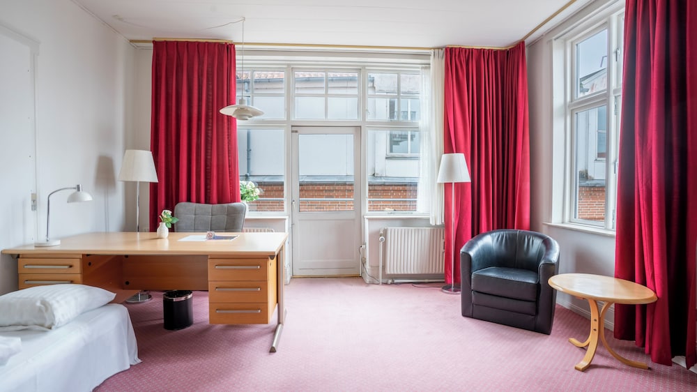 Basic Apartment photo 2