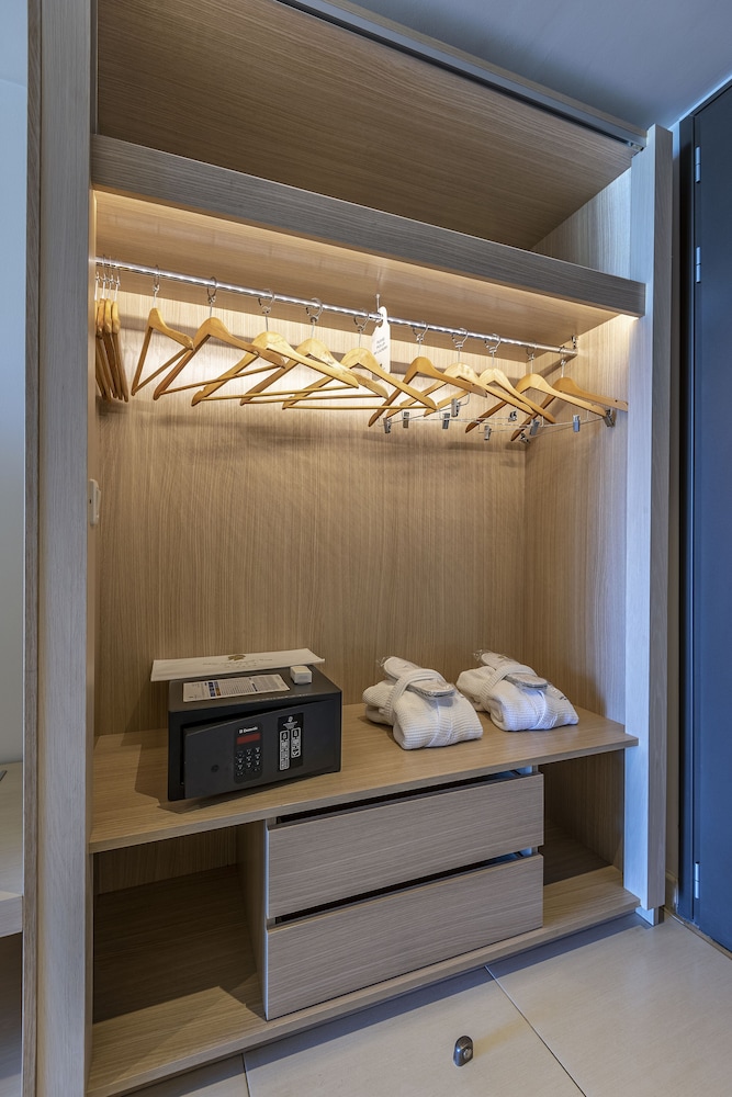 Executive One Bedroom Suite - Photo 11