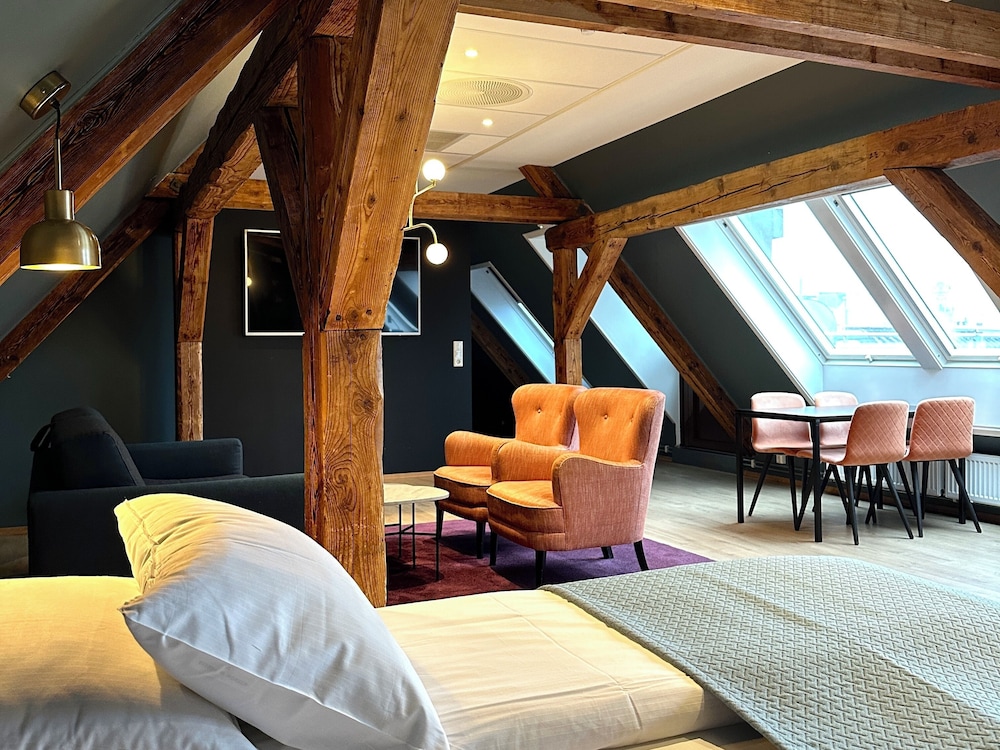 Suite (Top) - Photo 2