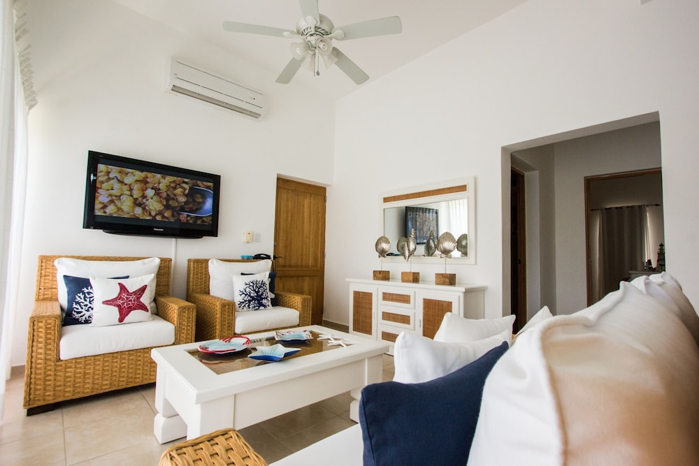 Deluxe Two Bedroom Private Beach photo 3