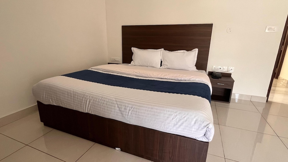 Deluxe Room, Balcony, Hill View photo 3