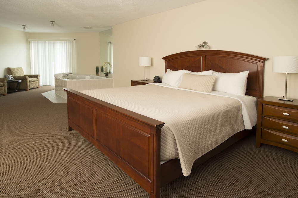 Deluxe Room, 1 Queen Bed, Jetted Tub - Photo 1
