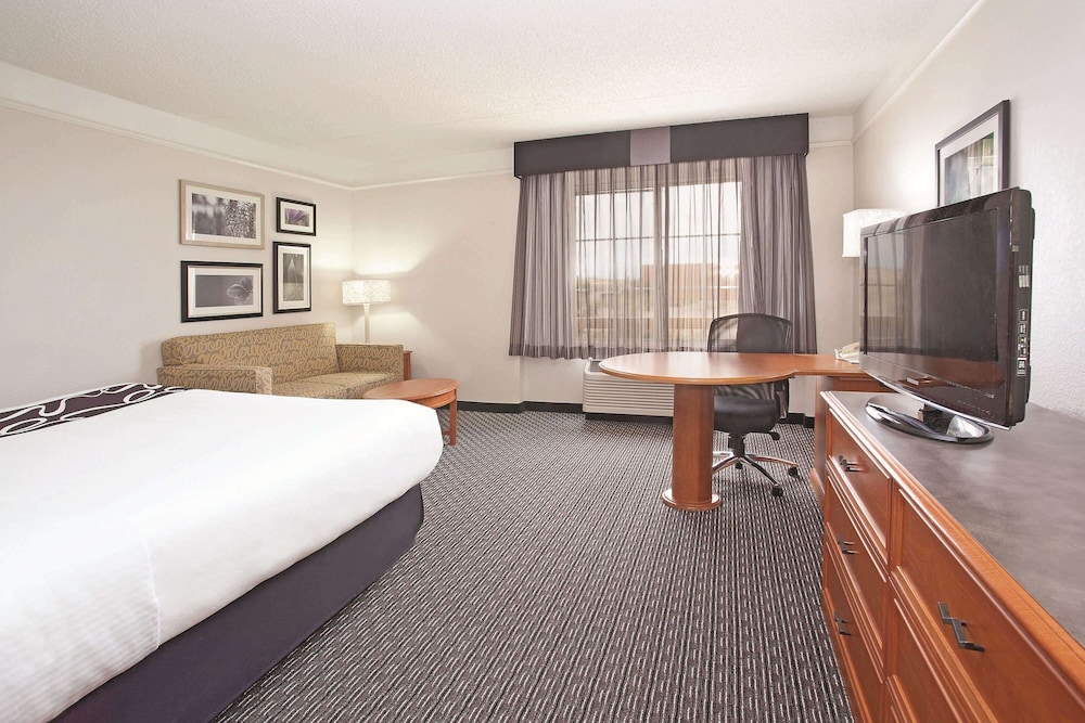 Deluxe Suite, 1 King Bed, Non Smoking - Photo 1