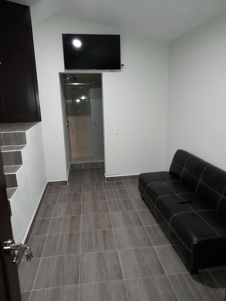 Suite, 2 Bedrooms (H) photo 2
