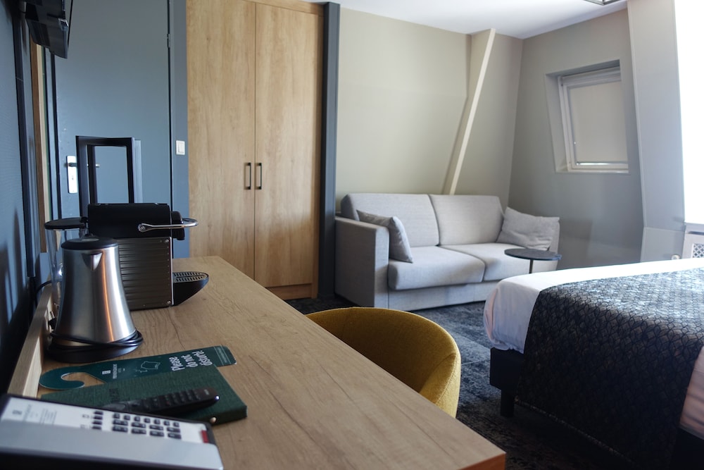 Superior Room, 1 Queen Bed, Canal View (or Garden View) photo 3