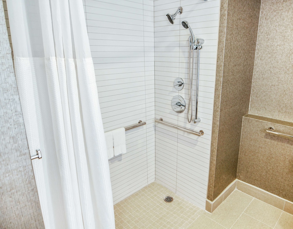 Room, 2 Queen Beds, Accessible - Photo 8