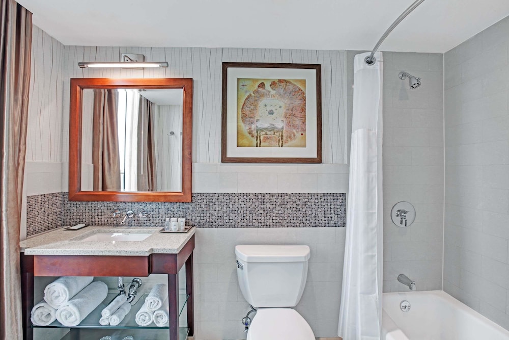 Premium Room, 1 Queen Bed, Non Smoking (Low Floor)
