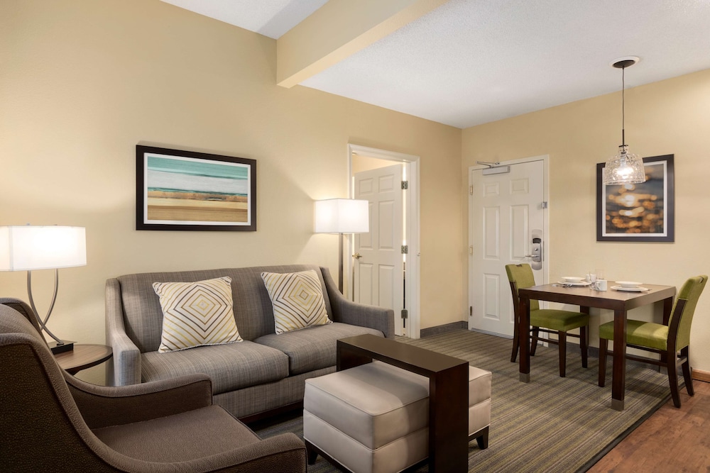 Suite, 2 Bedrooms - Photo 1