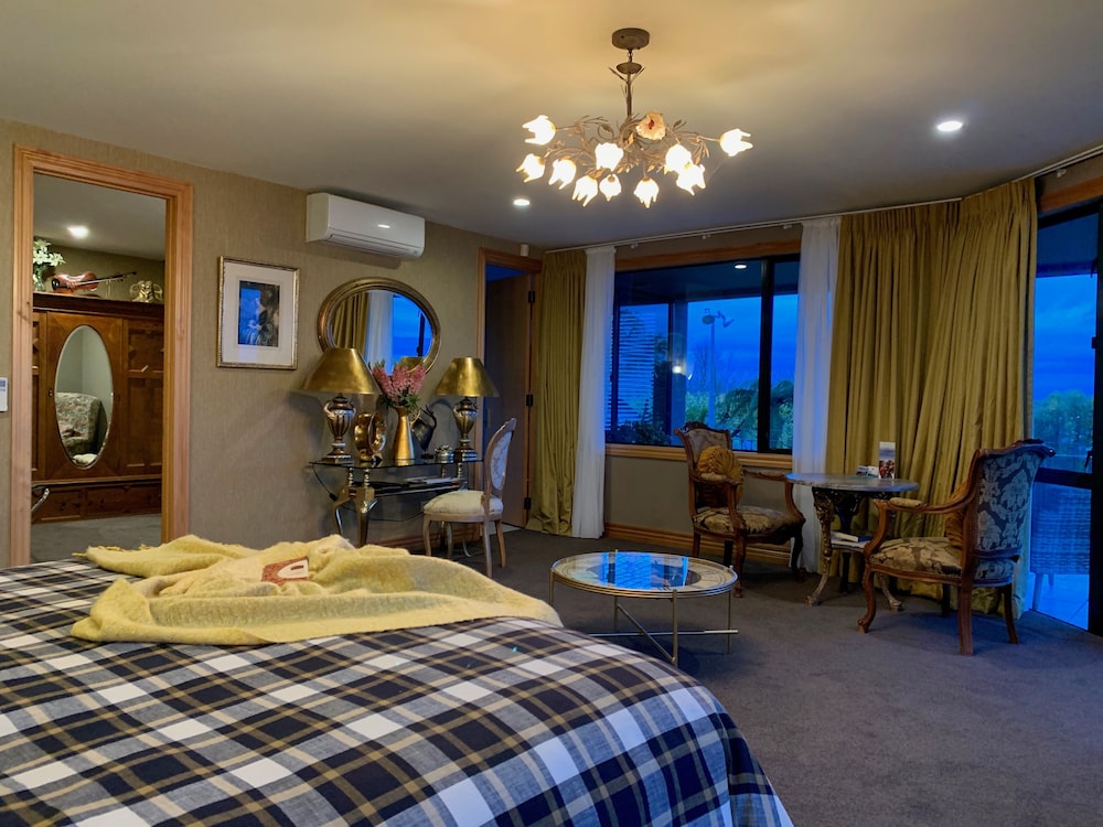 Luxury Suite, 1 King Bed, Jetted Tub, Lake View photo 1