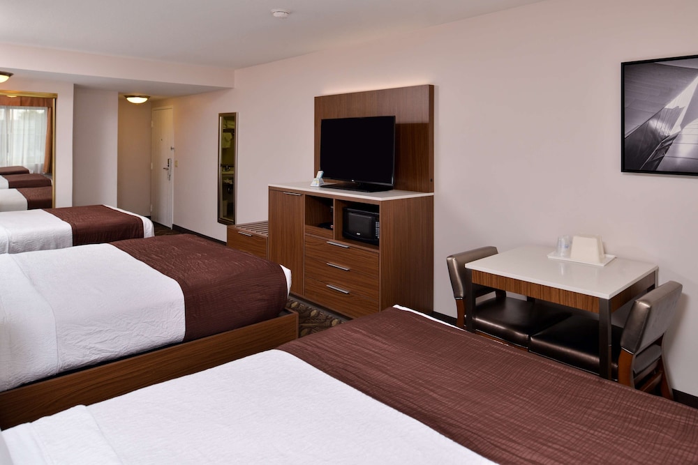 Standard Room, 2 Queen Beds, Non Smoking, Refrigerator & Microwave photo 3