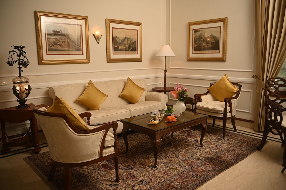 Luxury Suite - Photo 7