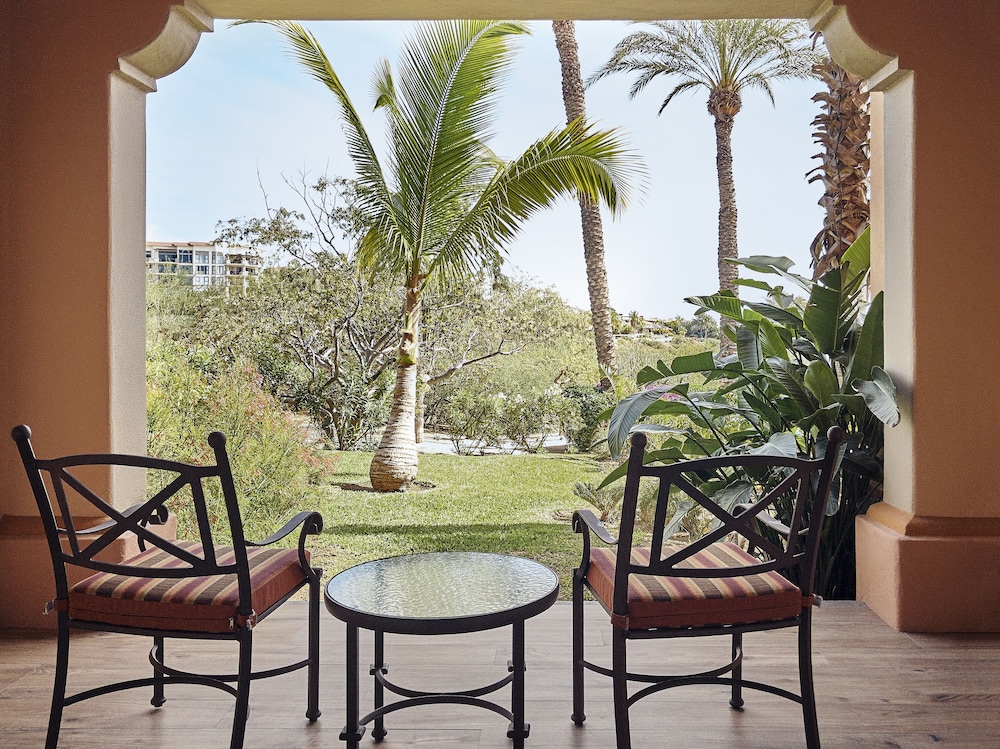 Room, 1 King Bed, Partial Ocean View (Balcony) thumbnail 5