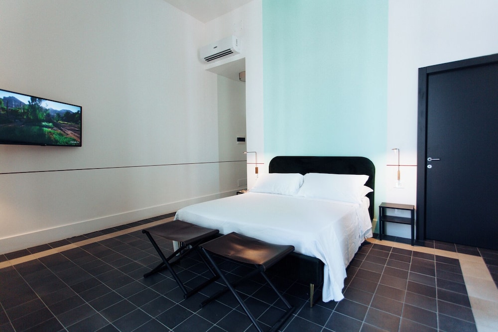 Panoramic room, with balcony and terrace, city view
