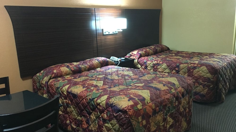 Classic Room, 2 Double Beds, Smoking photo 3
