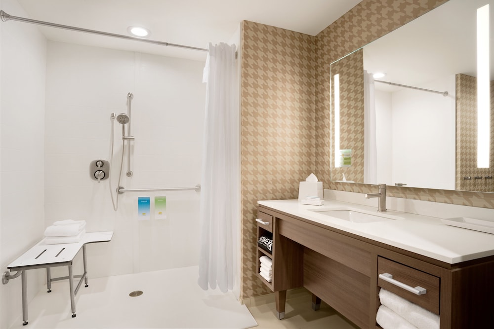 Suite, 1 King Bed, Accessible, Bathtub - Photo 8