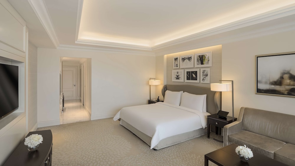 Room, 1 King Bed, City View (Premier Room King) photo 2