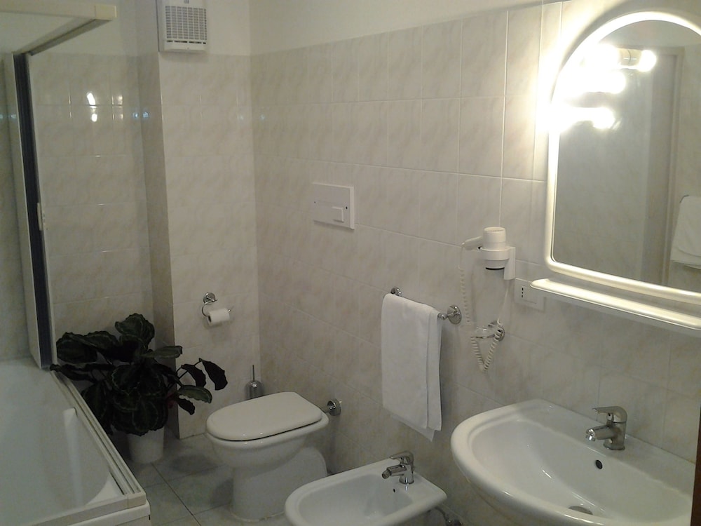 Standard Double or Twin Room photo 3