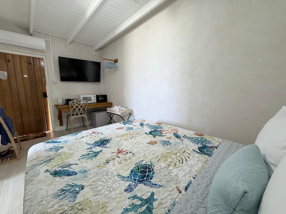 Standard Room, 1 Queen Bed, Kitchen, Partial Ocean View