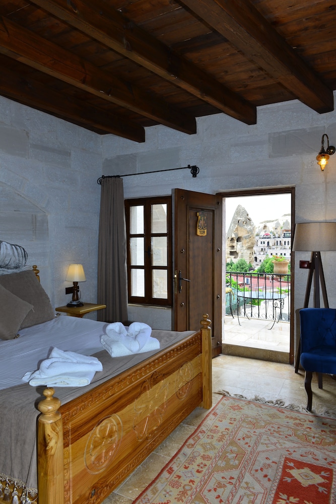 Honeymoon Suite - Photo 4