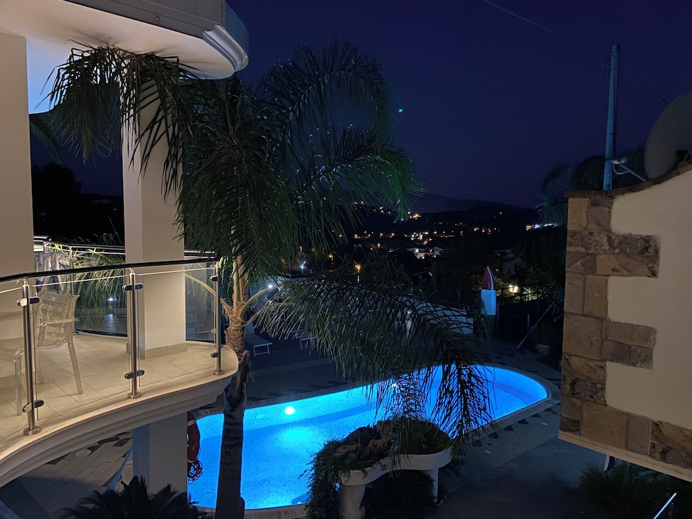 Comfort Quadruple Room, Pool View photo 2