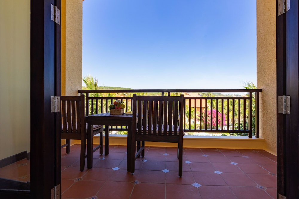 Signature Suite - Photo 8