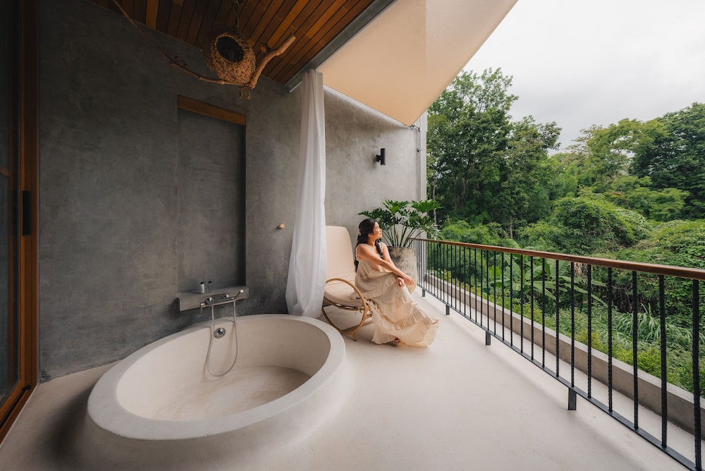 Luxury Suite with Bathtub on the Balcony - Photo 1