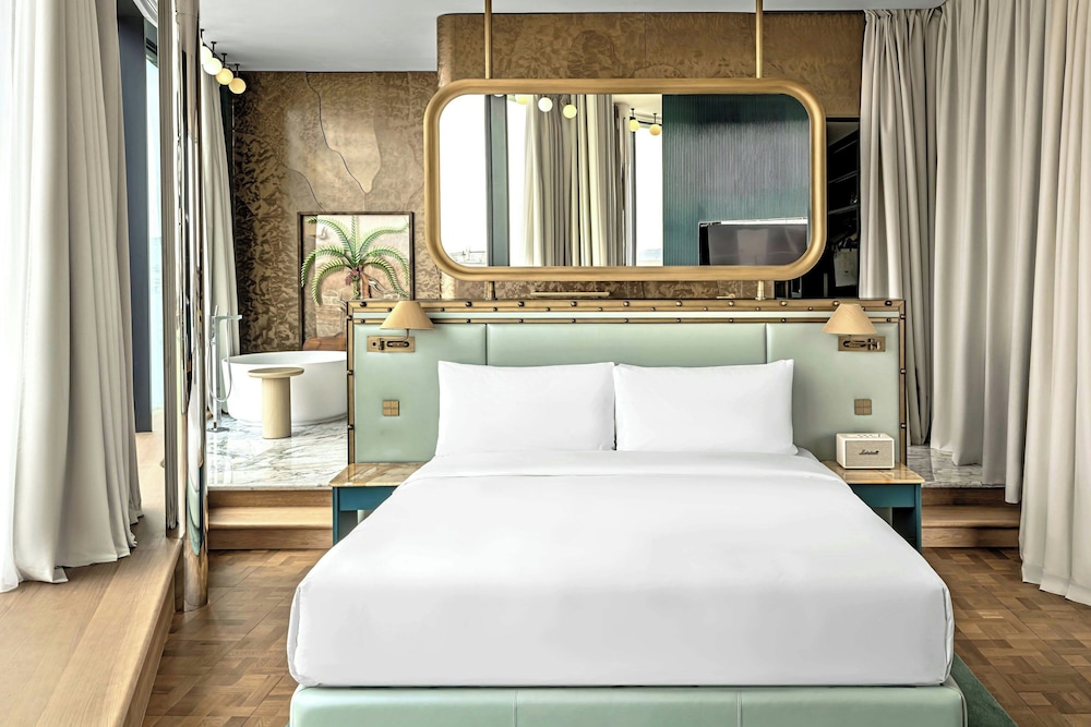 Suite, 1 King Bed, City View
