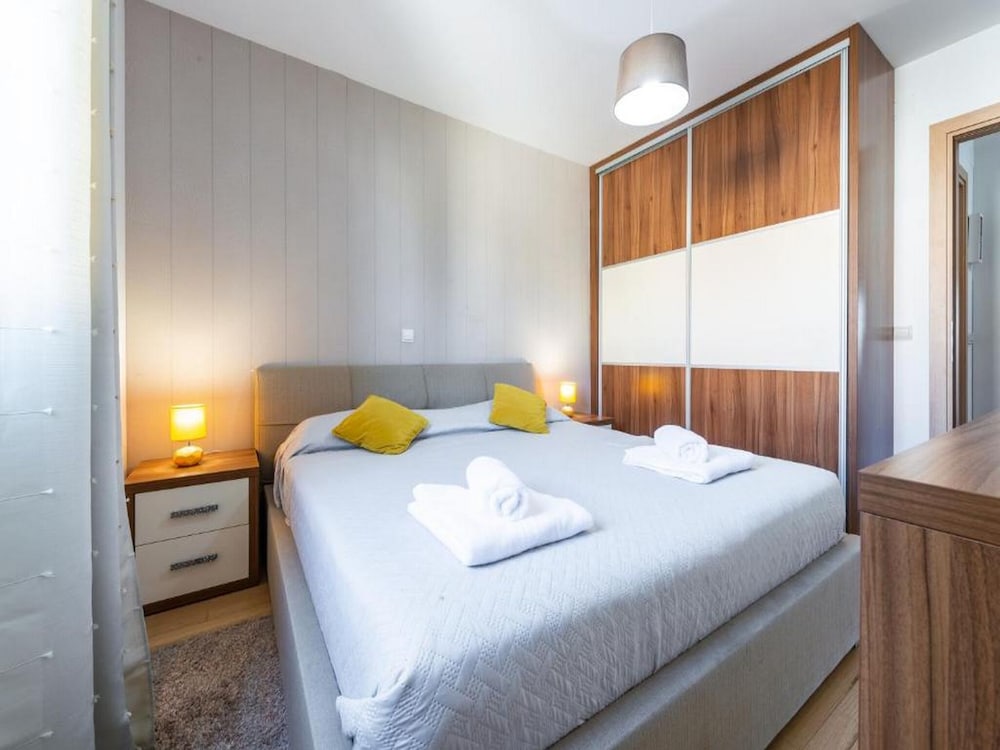 Apartment (One Bedroom Apartment With Balcony An)