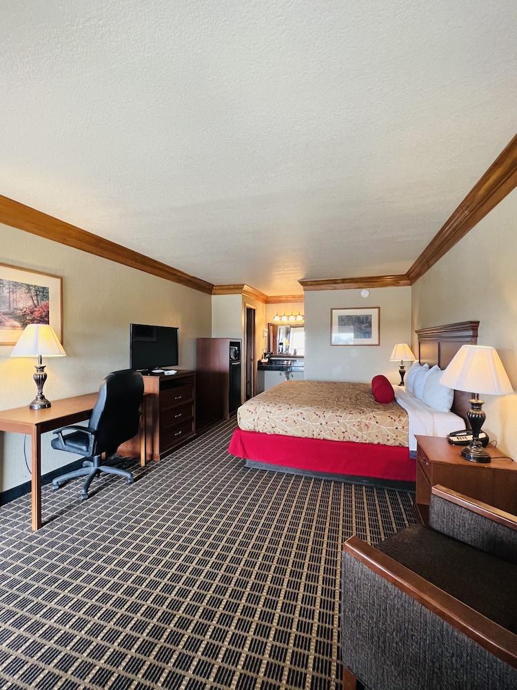 Standard Room, 1 King Bed photo 3