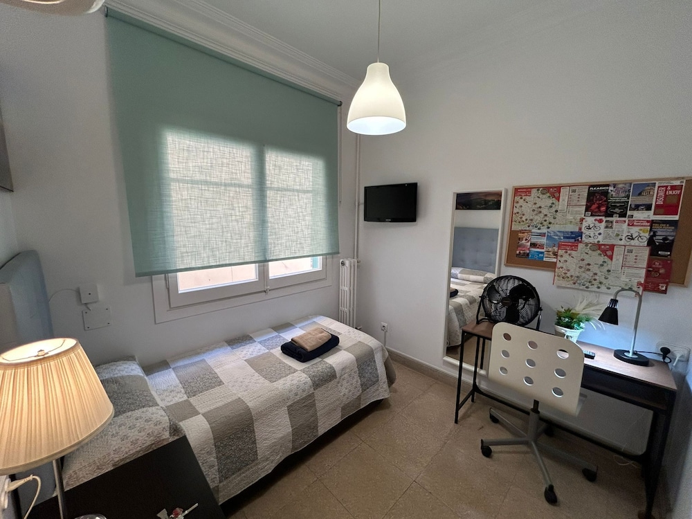 Basic Single Room, Shared Bathroom photo 3
